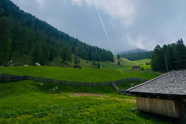 Foto mit Panoramaausblick auf die umliegenden Berge.