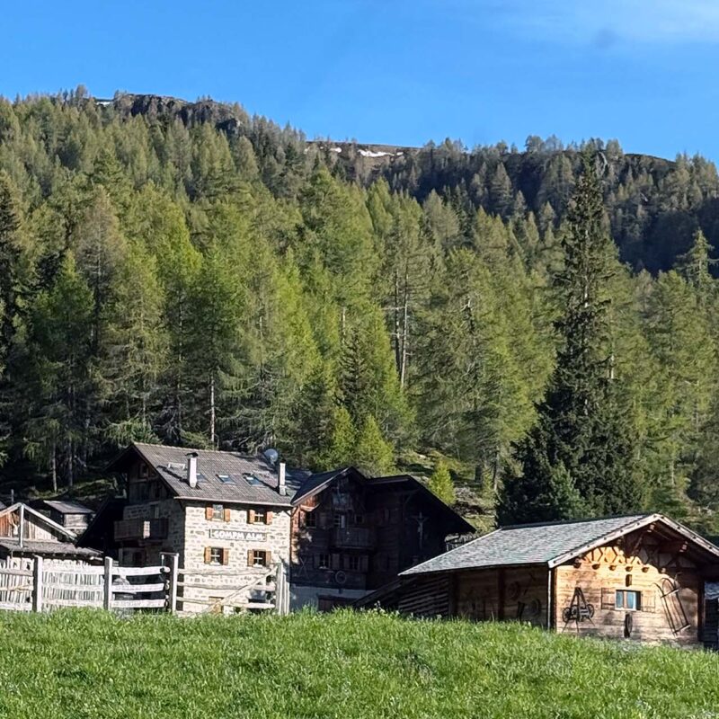 Blick auf die Gompm Alm-Hütten