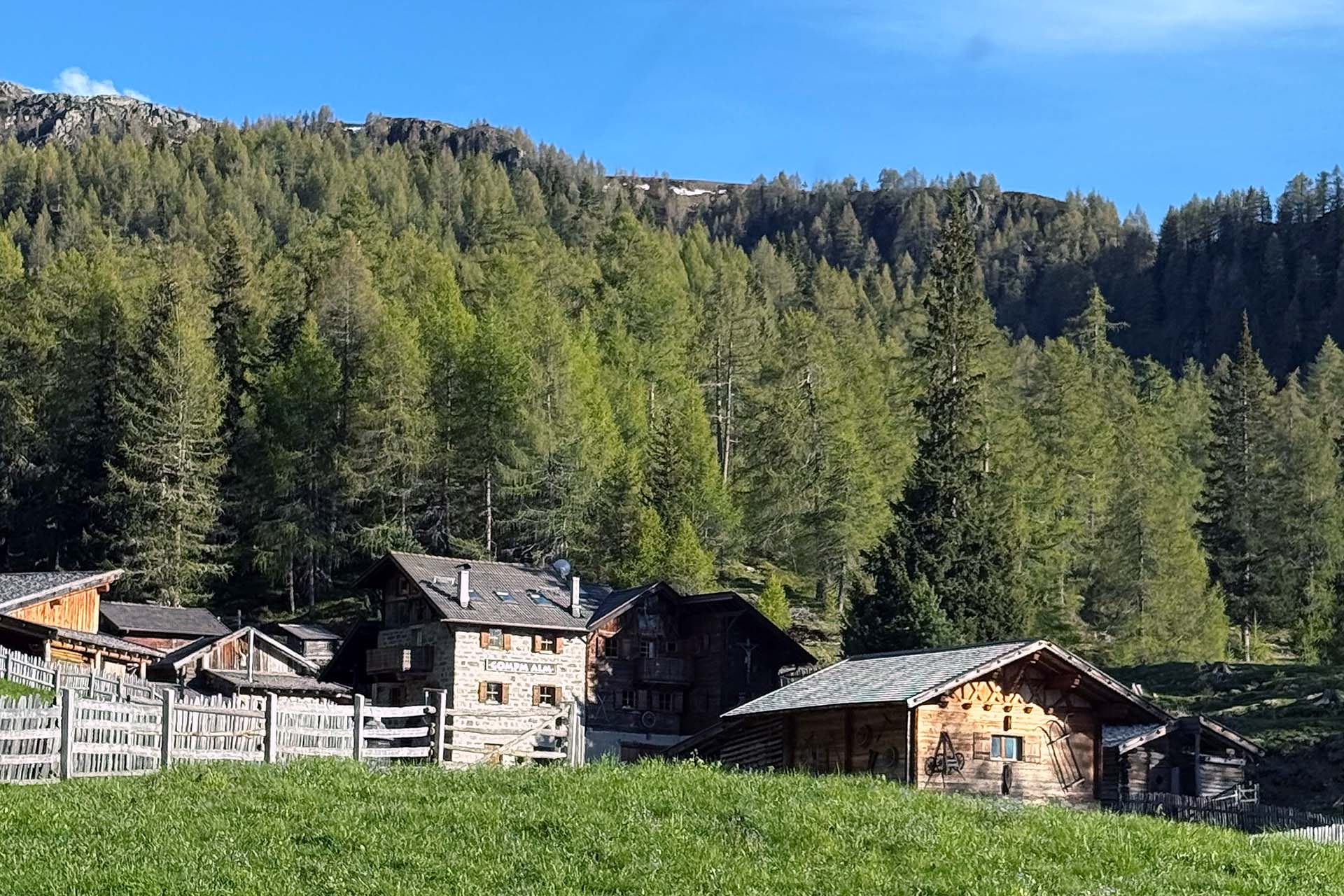 Blick auf die Gompm Alm-Hütten